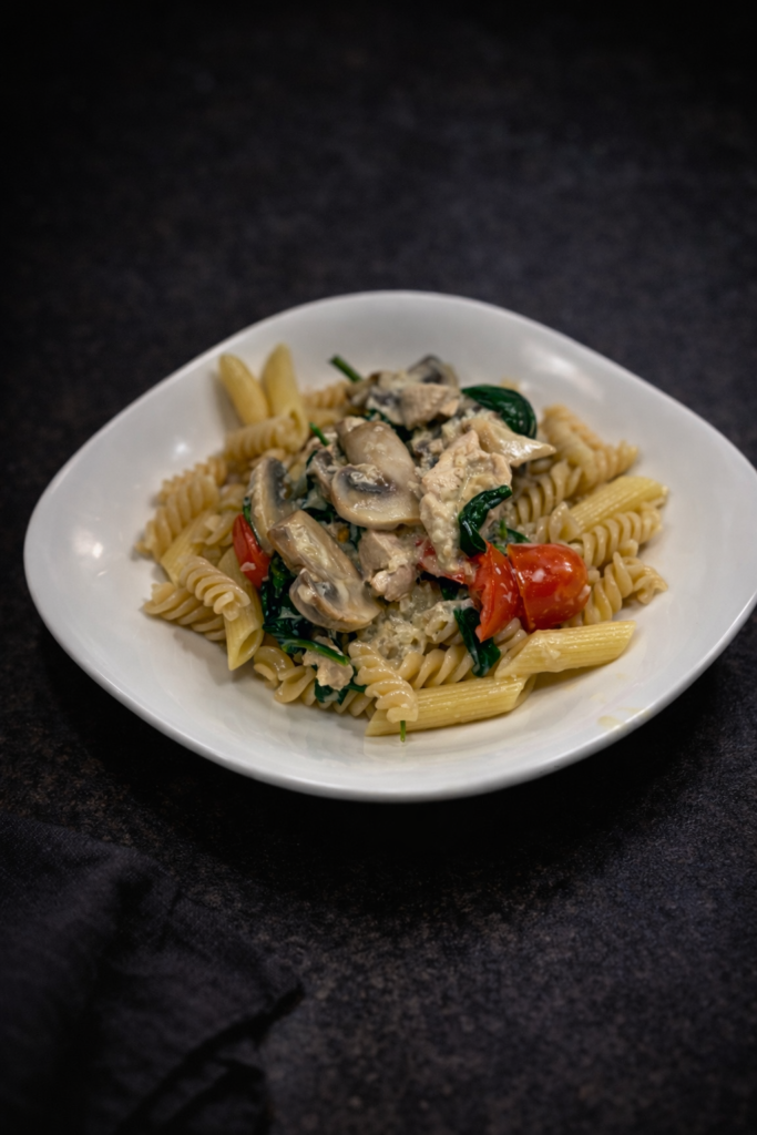 Krämig pasta med kyckling och soltorkad tomat