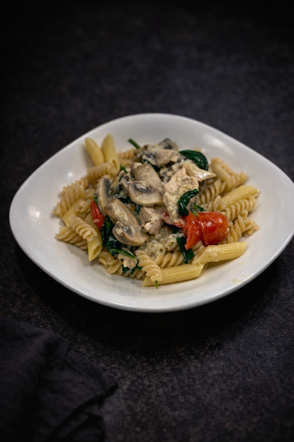Krämig pasta med kyckling och soltorkad tomat