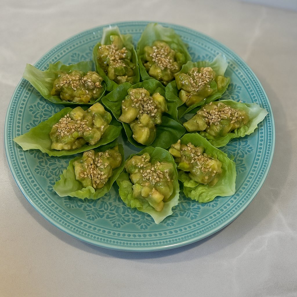 Salladsblad med avokadosalsa