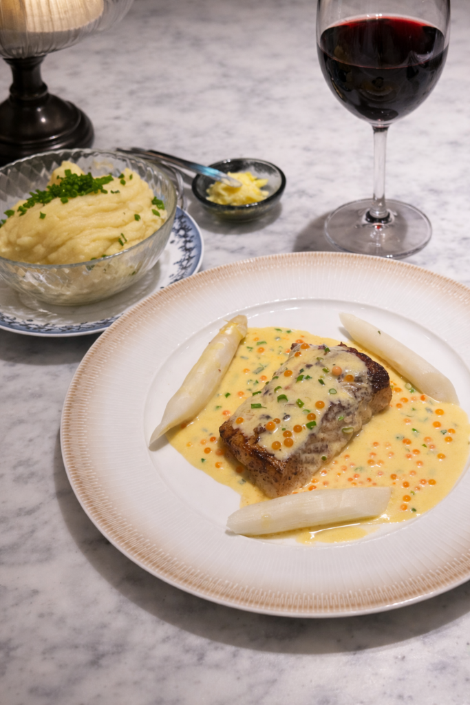 Stekt långa med beurre blanc, vit sparris & potatispuré