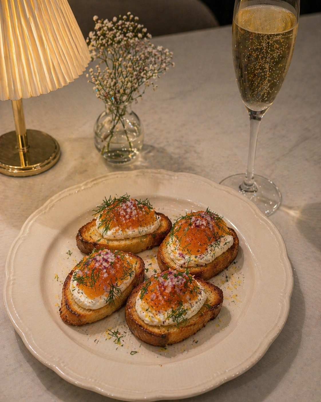Löjromstoast med brynt smör, crème fraîche & rödlök