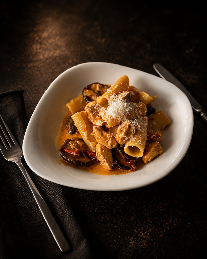 Krämig kycklingpasta med soltorkade tomater, shiitake & mozzarella